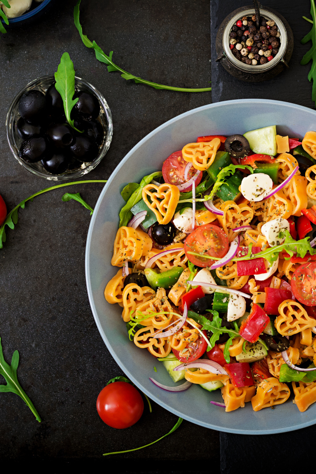 Овощное блюдо с макаронами в тарелке