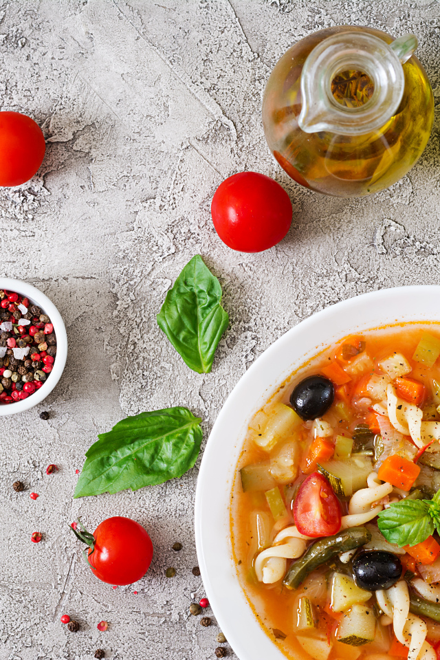 Овощной суп с макаронами на столе 