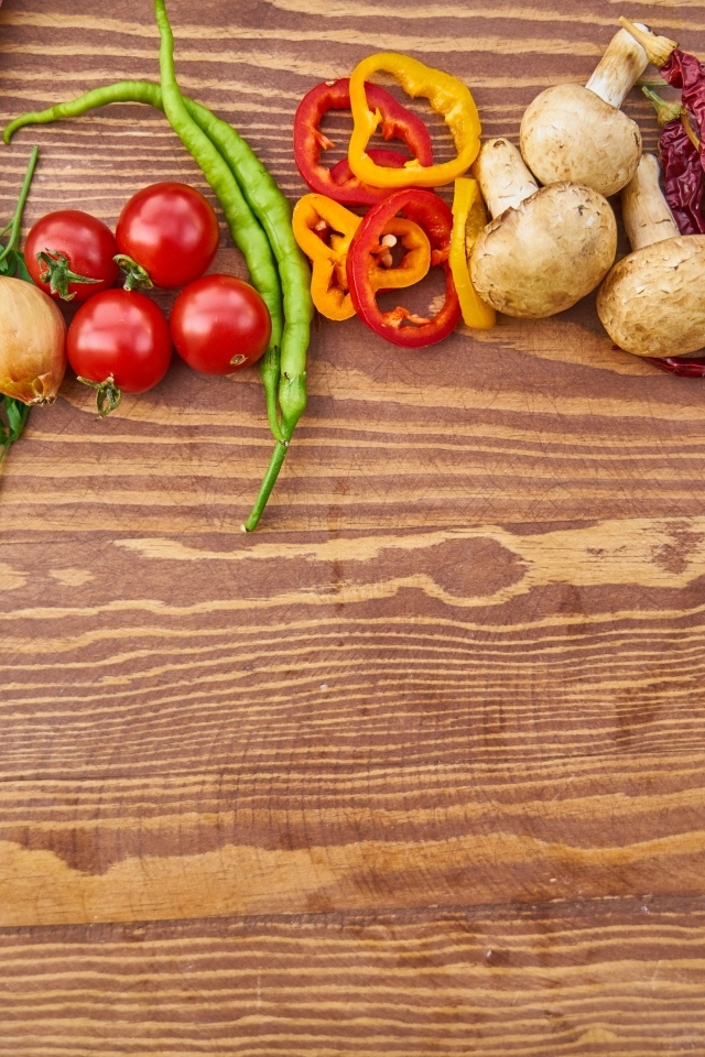 Овощи на деревянном столе с клетчатой скатертью