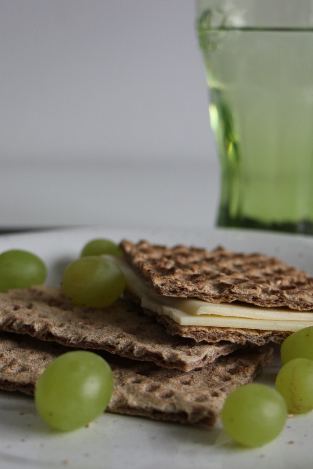 Вафли с сыром и виноградом на тарелке