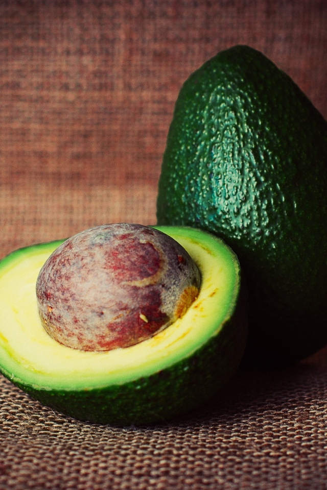 Красивое зеленое авокадо с большой косточкой
