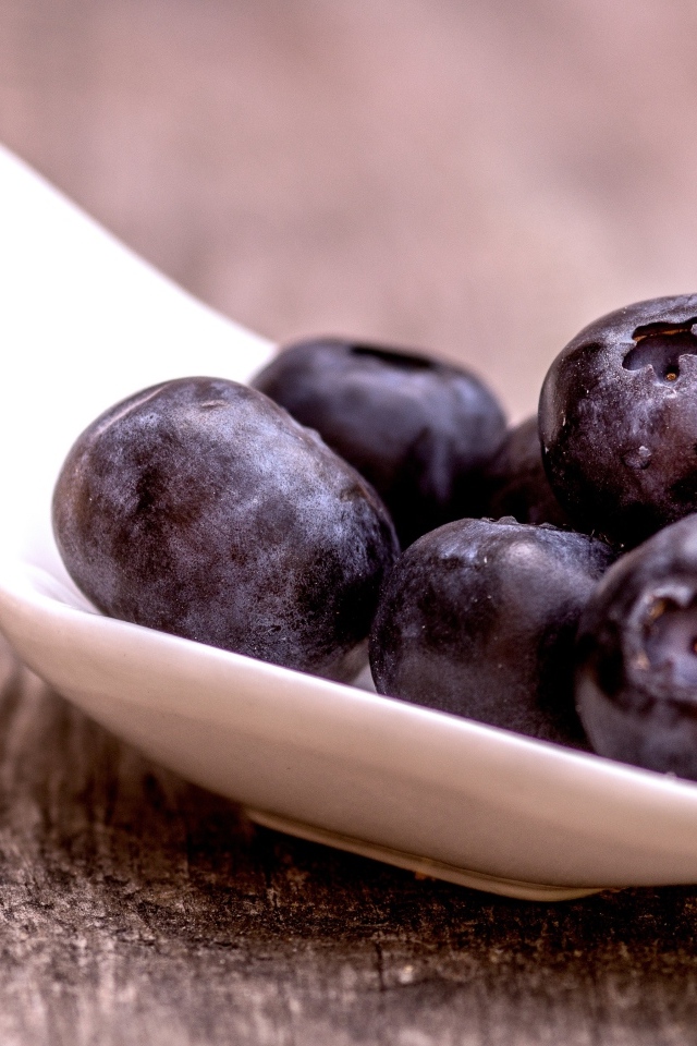 Черника на большой белой ложке