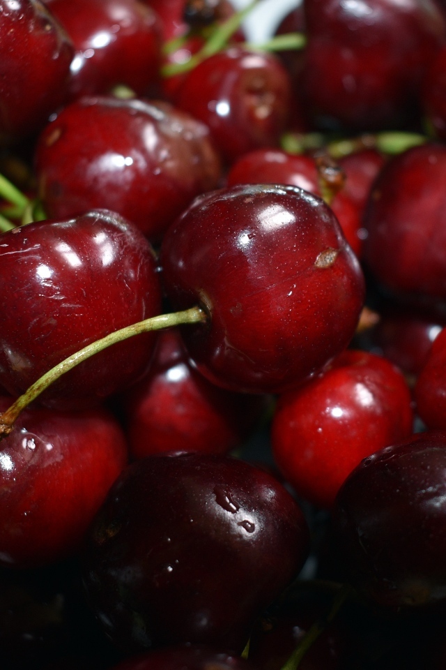 Вкусная красная черешня на столе