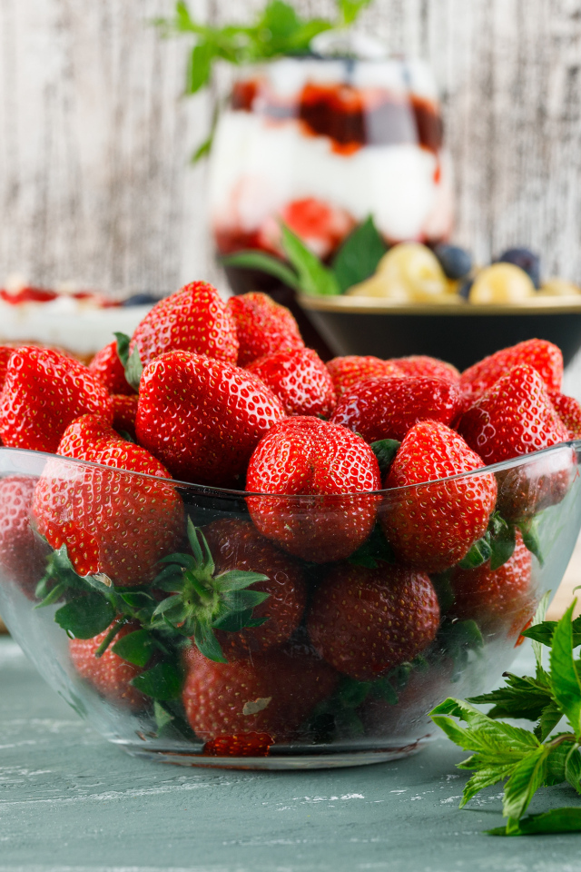 Стеклянная миска с ягодами красной клубники