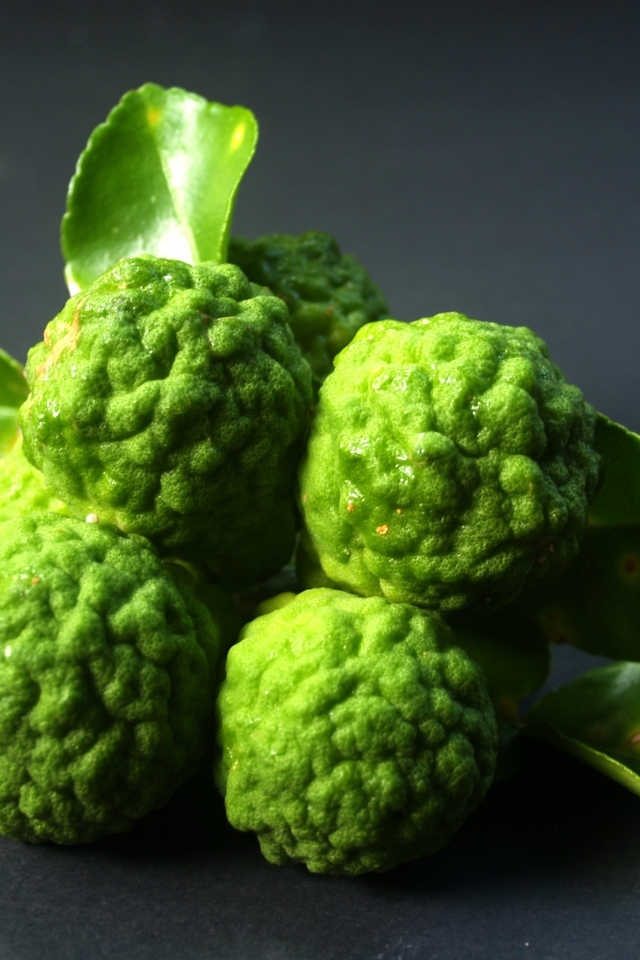 Зеленые плоды бергамота с зелеными листьями