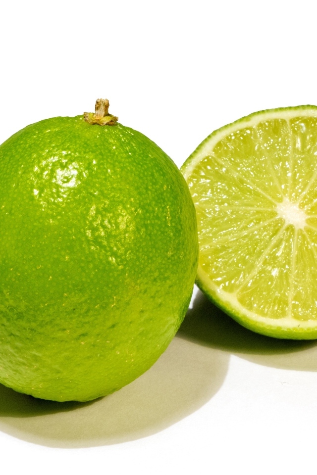 Плоды зеленого лайма на белом фоне