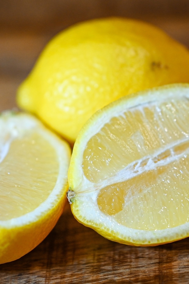 Половинки кислого желтого лимона