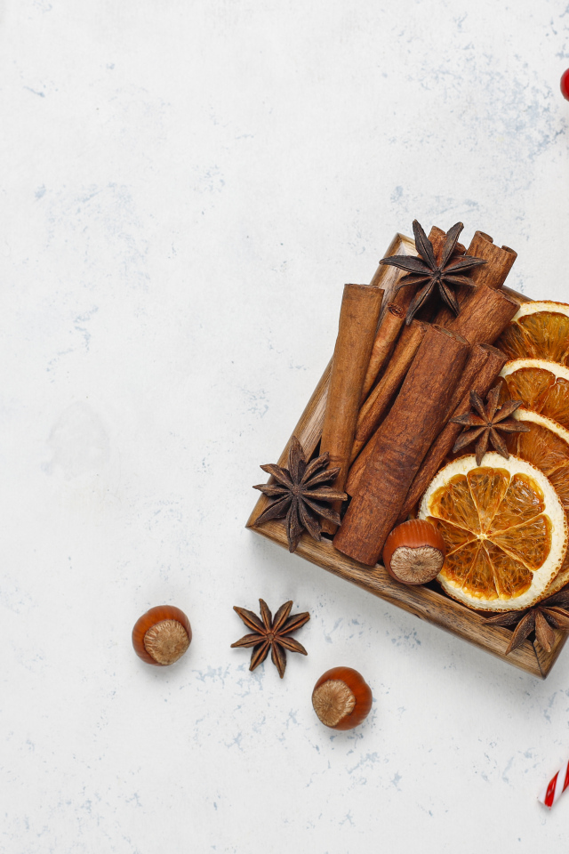 Ингредиенты для глинтвейна на столе с конфетами