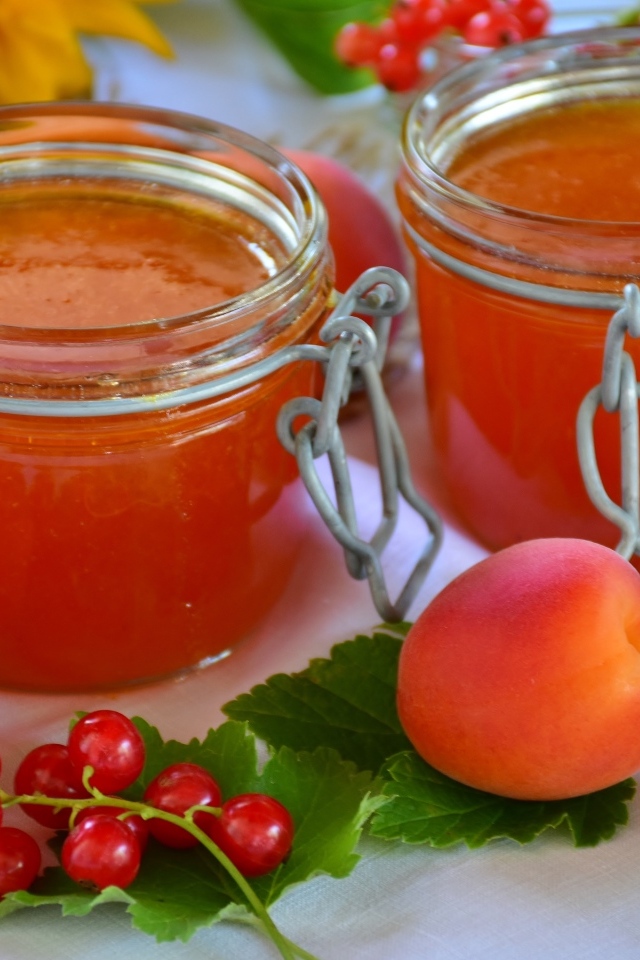 Джем на столе с абрикосами и красной смородиной