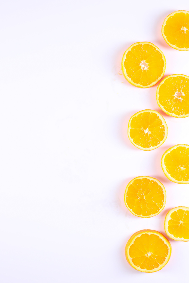Много половинок лимона и апельсина на белом фоне