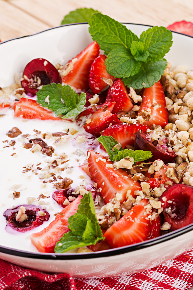 Каша с ягодами и йогуртом на завтрак