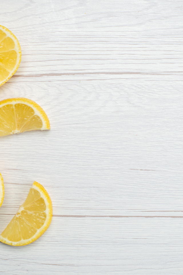 Нарезанный лимон на белом столе вид сверху