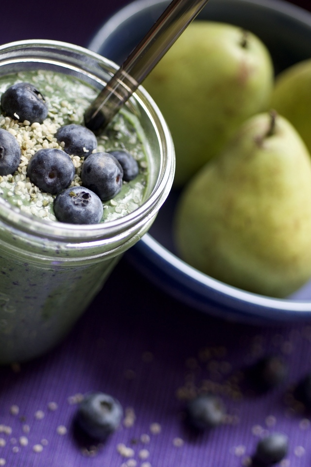 Смузи с ягодами черники на столе с грушами