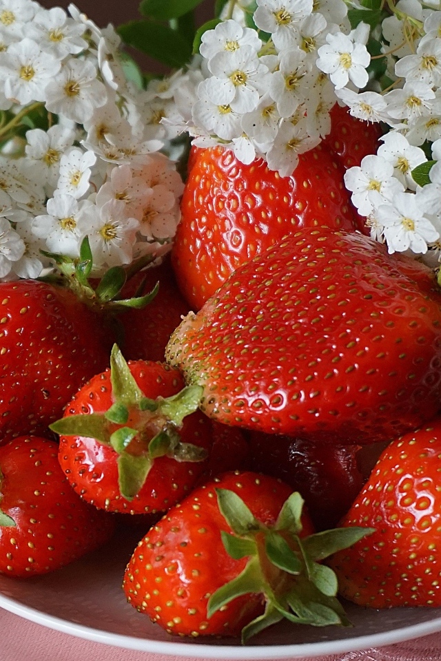 Клубника на столе с цветами