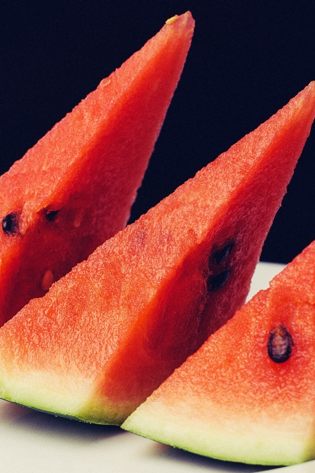 Куски сладкого арбуза на тарелке крупным планом