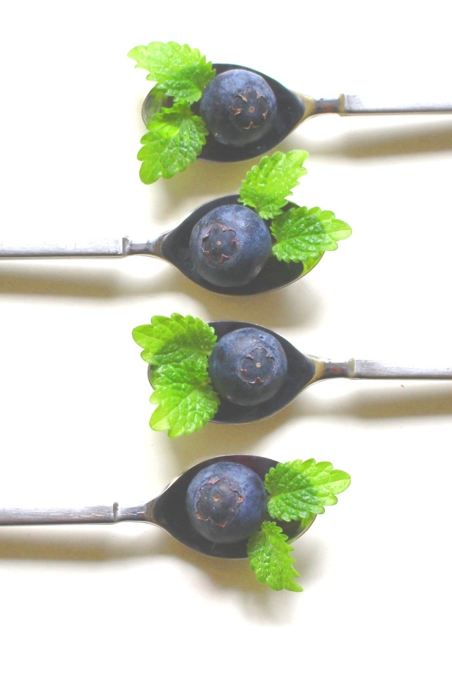 Чайные ложки с ягодами черники и мятой