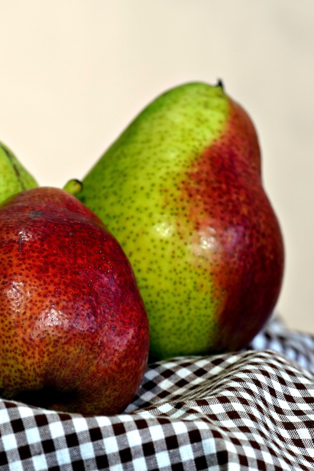 Три груши с полотенцем на столе