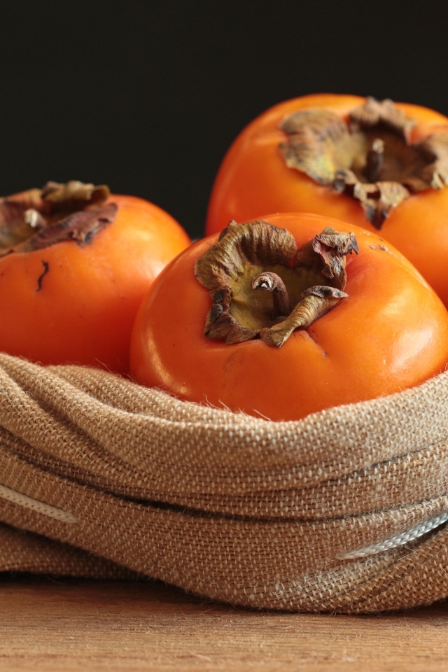 Три сладких спелых хурмы в мешке