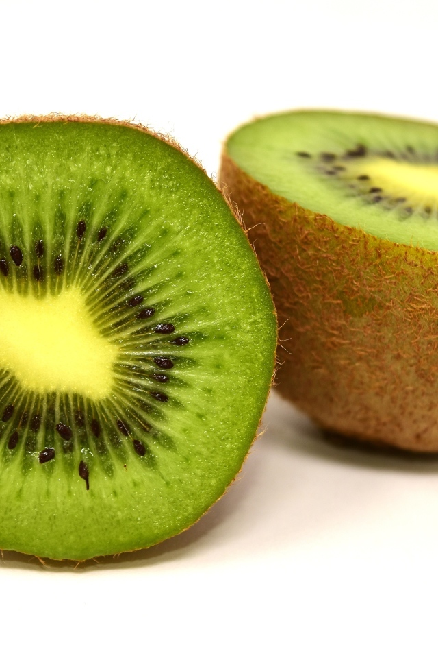 Две половинки киви на белом фоне