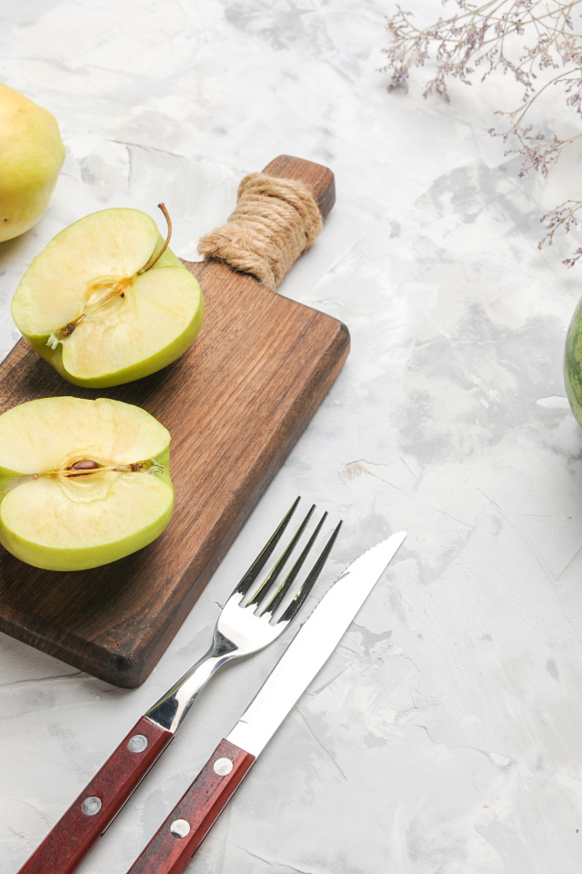 Арбуз  с яблоками и грушами на столе