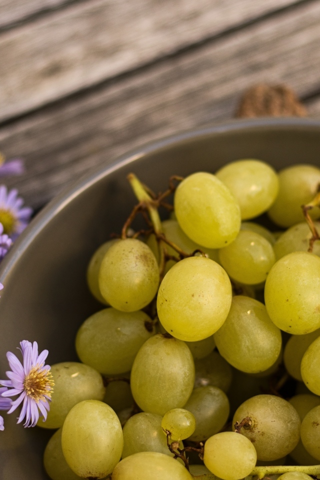 Белый виноград в миске с цветами