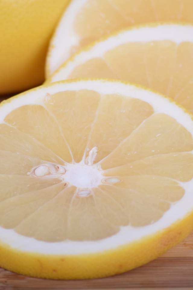 Желтый лимон нарезан на столе