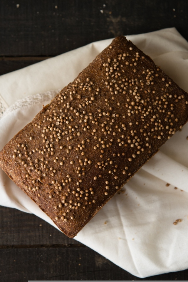 Буханка черного хлеба с тмином