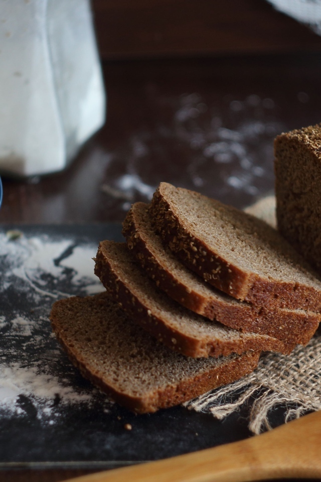 Черный хлеб на столе с мукой