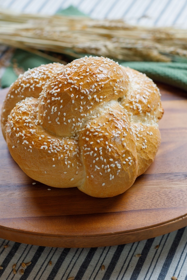 Булочка с кунжутом на разделочной доске
