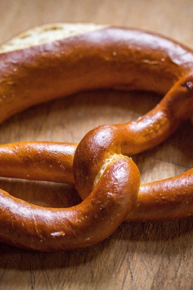 Вкусный сладкий крендель на столе