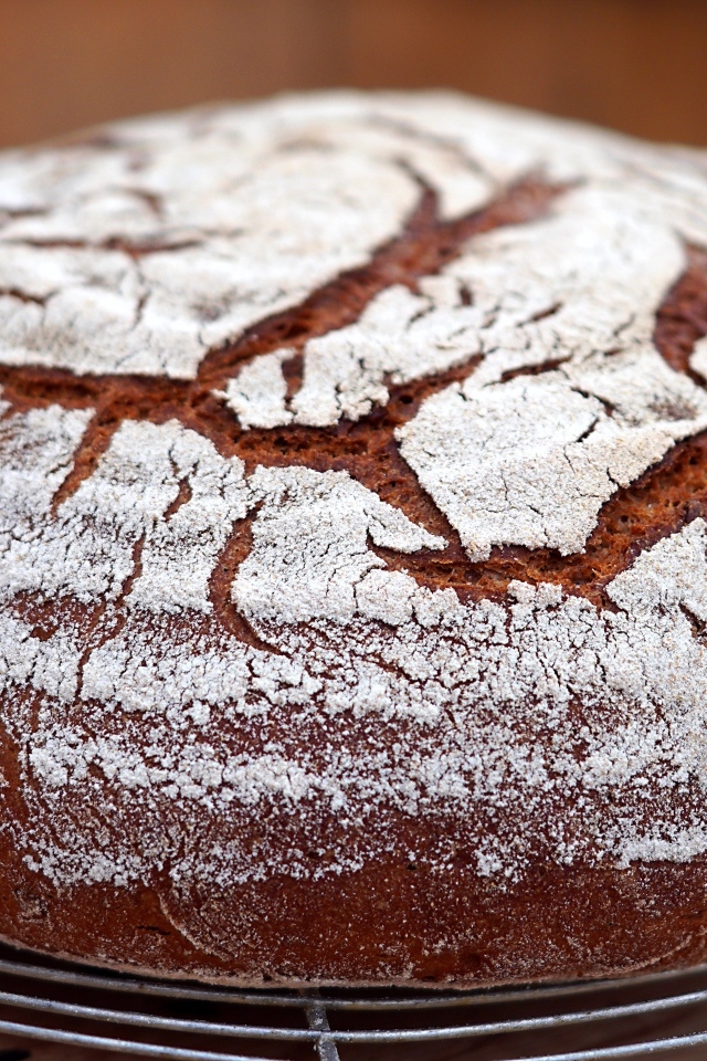 Свежий ароматный ржаной хлеб на столе