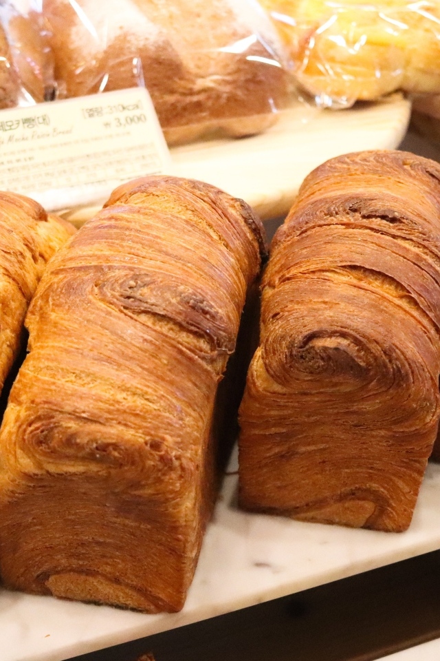 Свежий ароматный жареный хлеб