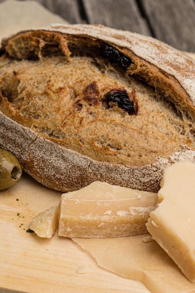 Буханка хлеба с сыром и оливками