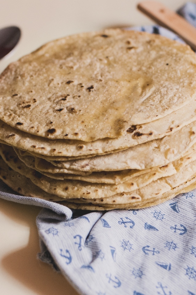 Мексиканская тортилья на столе со столовыми приборами