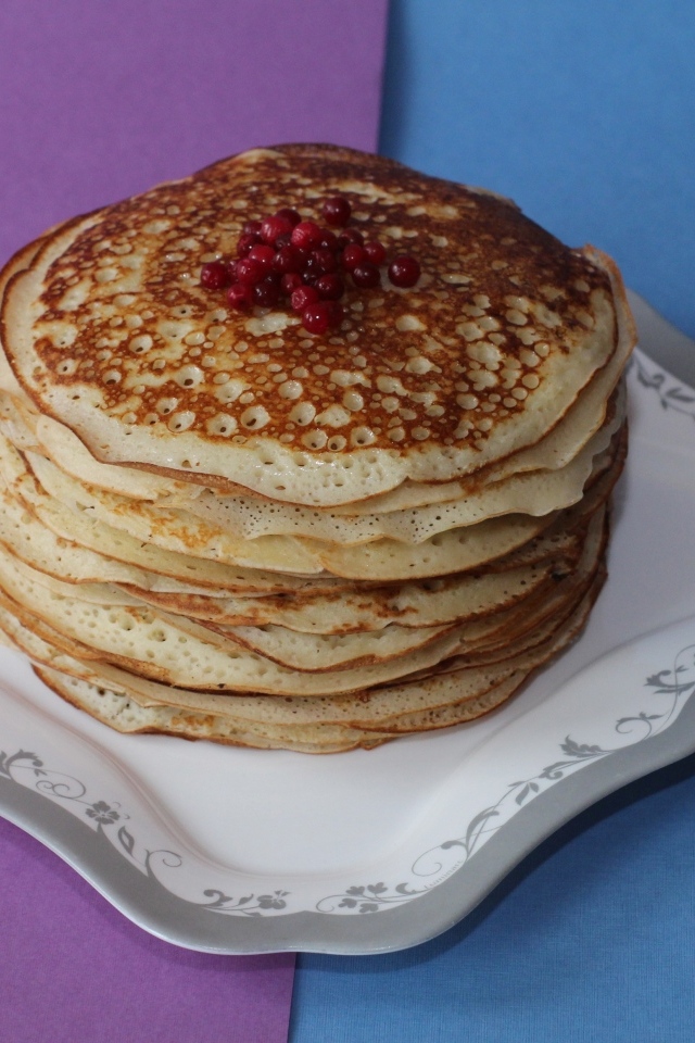 Блины красивой тарелке на столе