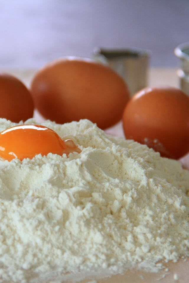 Заготовка из муки и яиц для теста на столе
