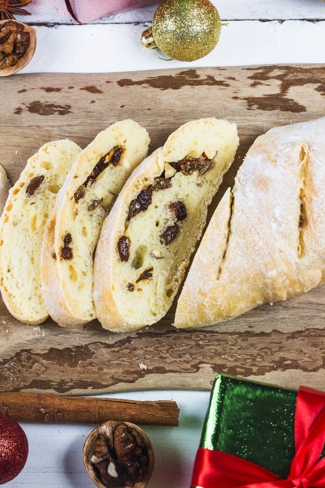 Нарезанный белый батон на столе