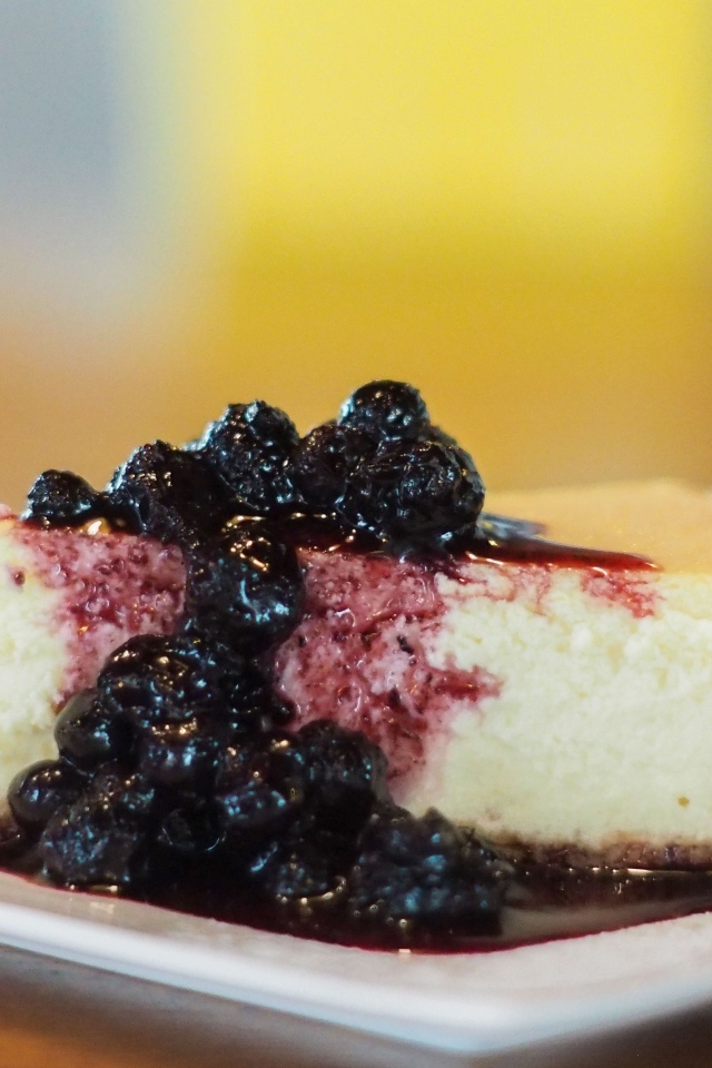 Кусок чизкейка с черничным вареньем