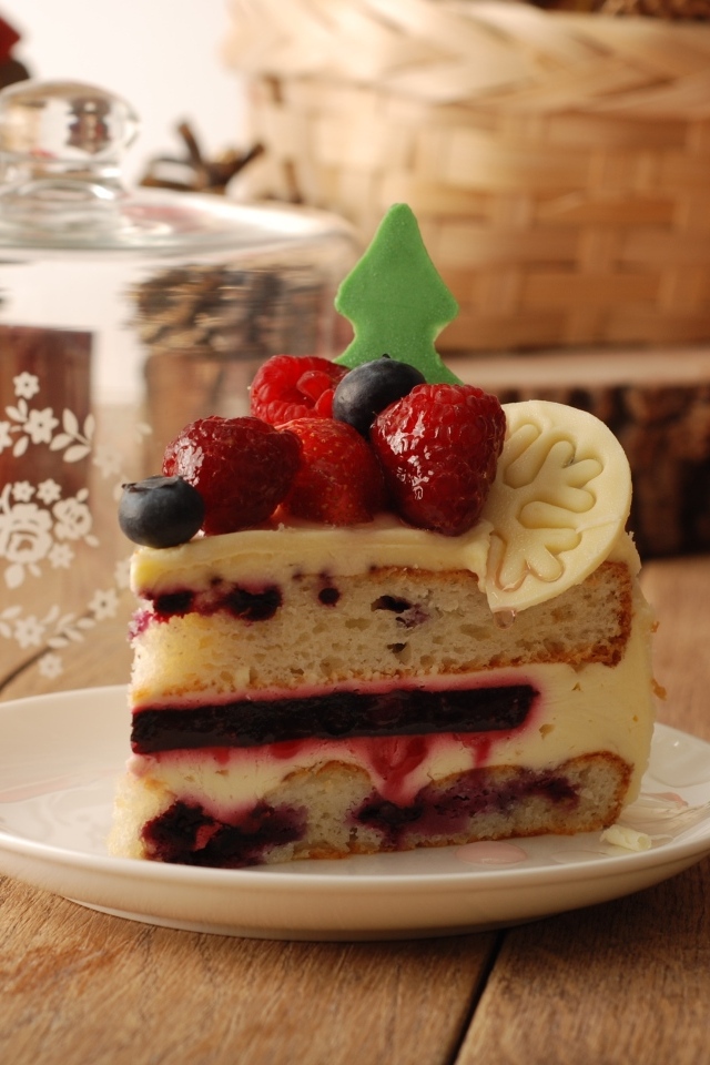 Кусок аппетитного торта с ягодами