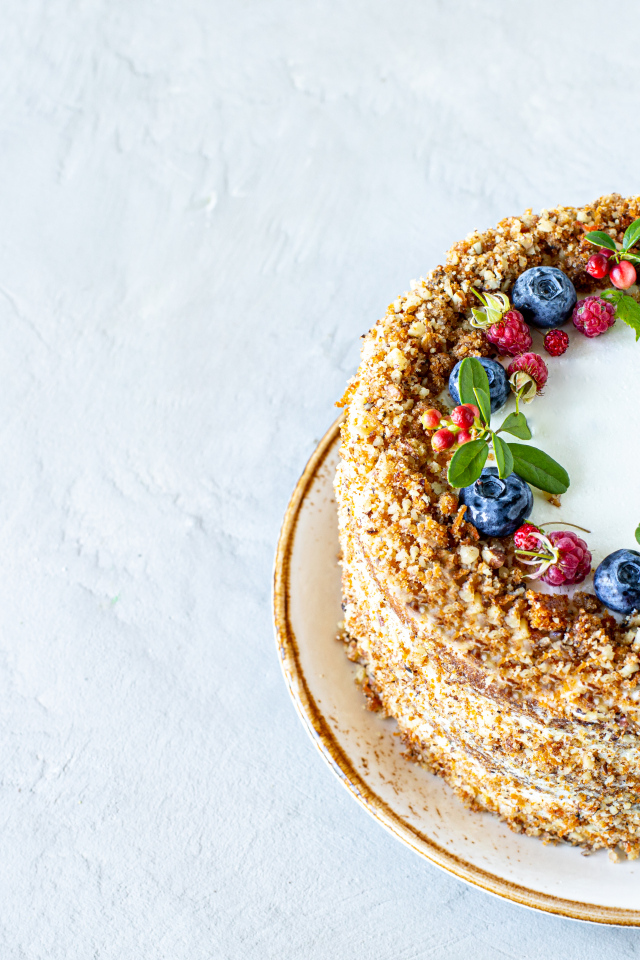 Аппетитный праздничный торт с ягодами