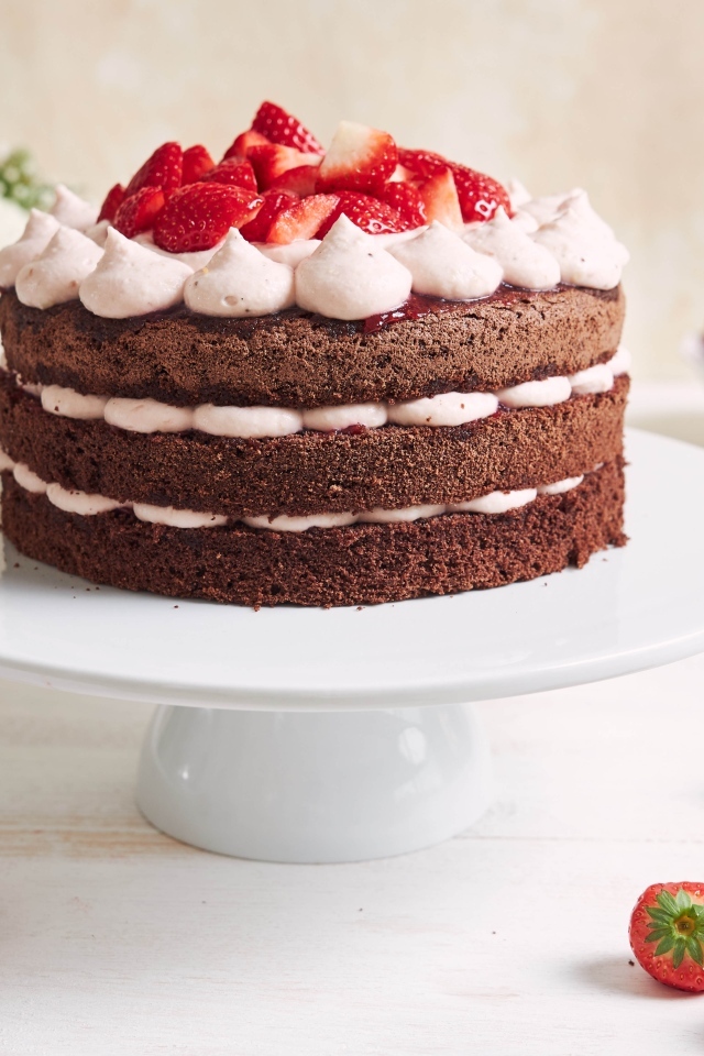 Аппетитный  праздничный торт с кремом и ягодами клубники