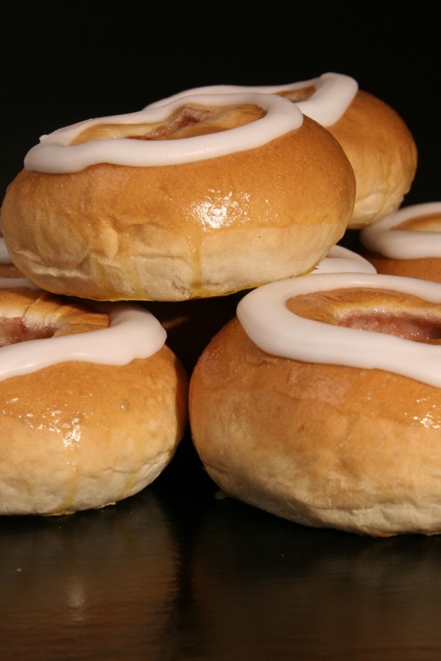 Аппетитные булочки с кремом на черном фоне