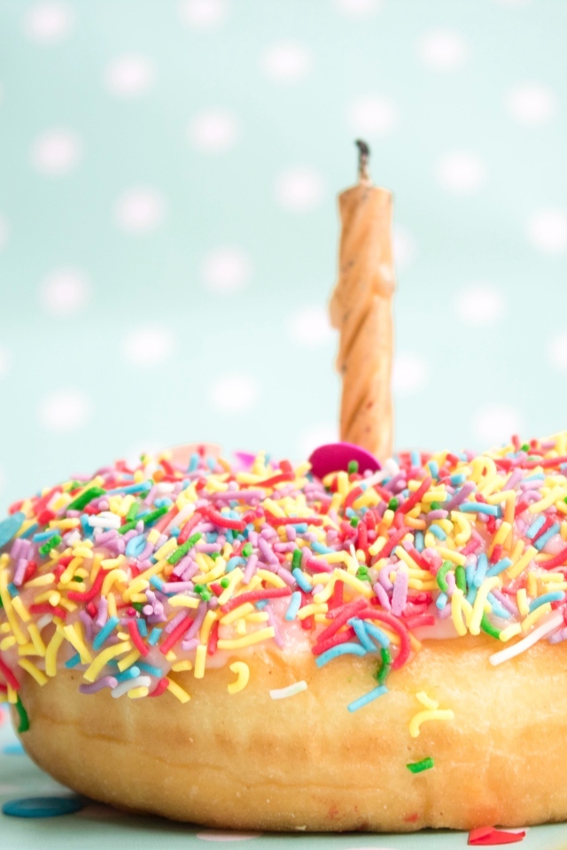 Аппетитный пончик со свечой на день рождения