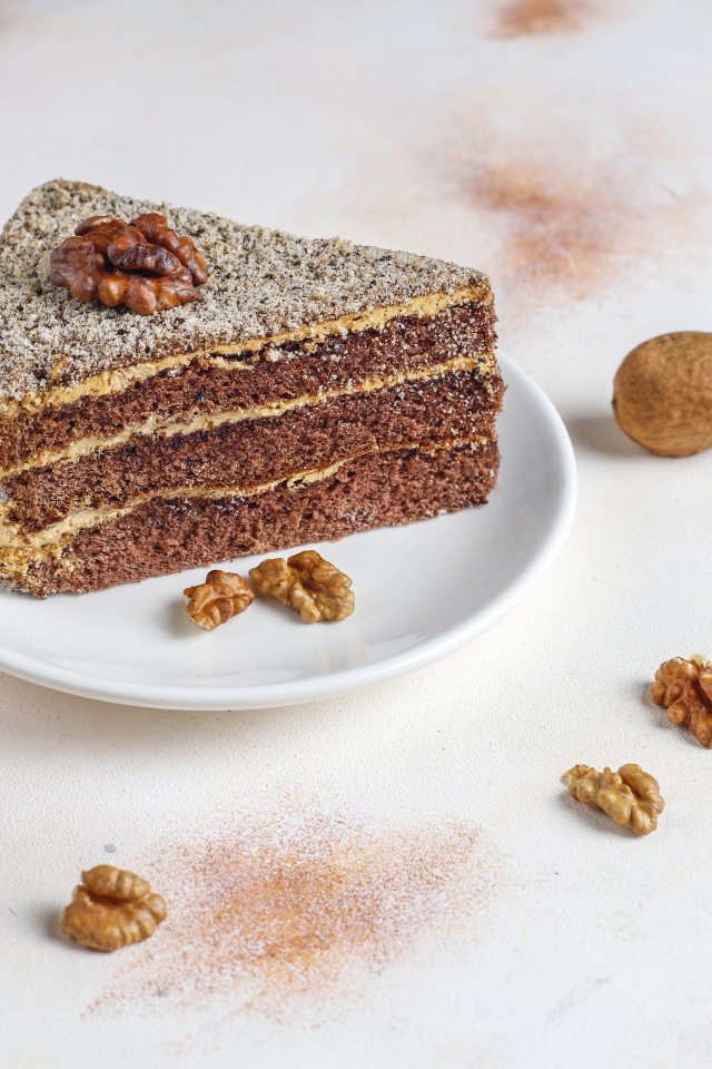 Аппетитный кусок  торта с грецкими орехами