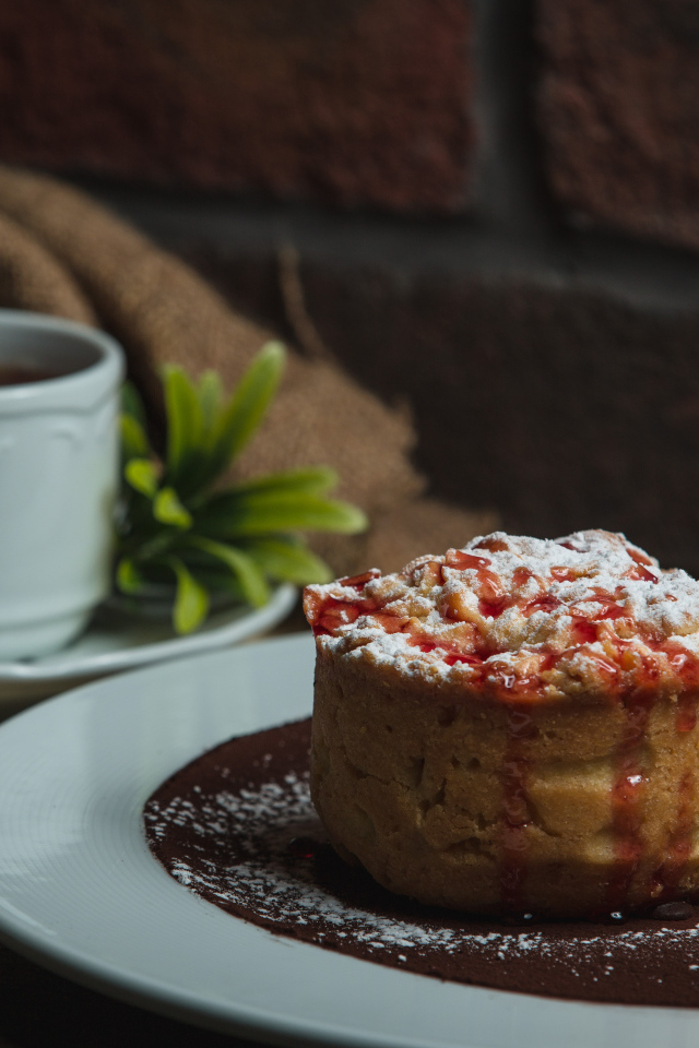 Яблочный пирог с чашкой чая на столе