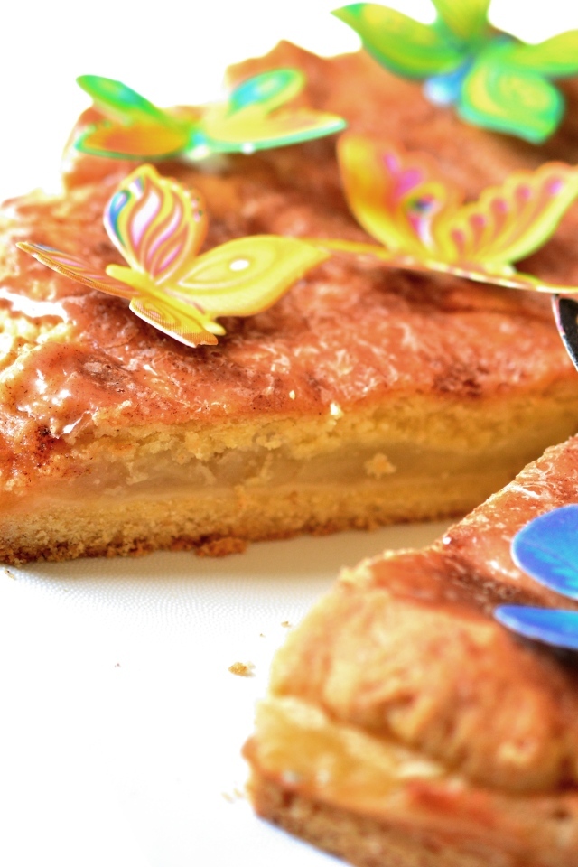 Яблочный пирог с бабочками на белом фоне