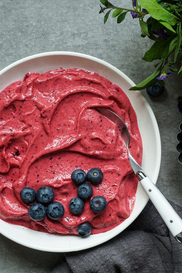 Ягодный щербет с черникой на столе