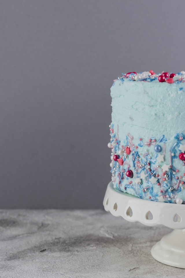 Праздничный торт в голубой глазури с одной свечкой
