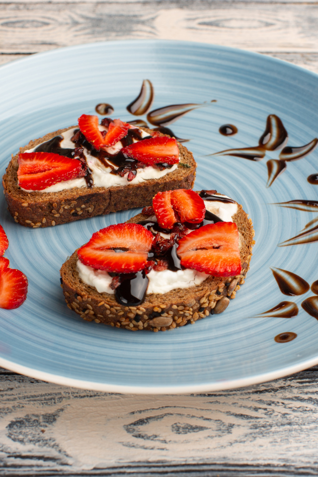 Хлебные гренки с кремом, шоколадом и кусочками клубники