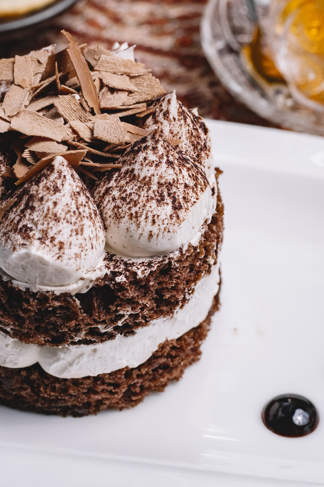 Пирожное со взбитыми сливками и шоколадной стружкой